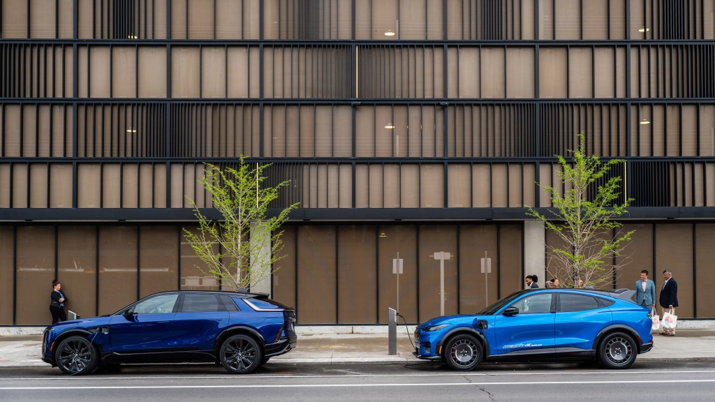 Exclusive: NYC Hires Company To Install E-Car Charging Posts In Public Space
